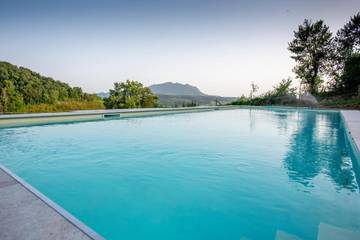Cottage pour 12 personnes, avec bassin pour enfant et piscine ainsi que jardin et vue, animaux acceptés à Collevecchio