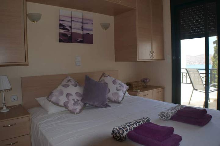 Elounda, piscina privada, cerca de la playa y las tiendas, impresionantes vistas frente al mar in Elunda, Lasithi