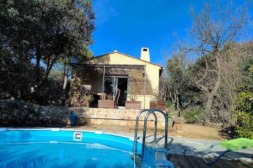 Location de vacances pour 8 personnes, avec jardin à Régusse