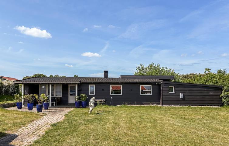 Ferieudlejning for 8 personer, med Terrasse og Have i Holbæk