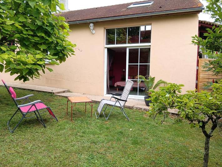 Chambre d’hôte pour 4 personnes, avec Terrasse ainsi que Jardin et Vue dans Courtois-sur-Yonne