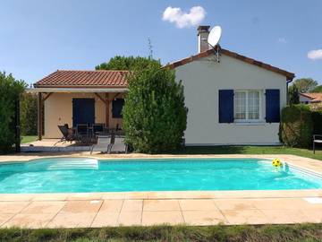 Cottage pour 6 personnes, avec jardin ainsi que piscine et terrasse à Vasles