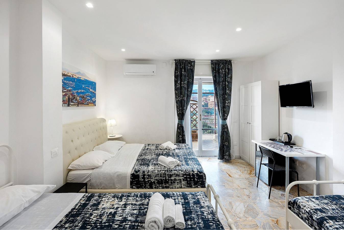 Di Palma Suite Familienzimmer mit Gemeinschaftsterrasse, Wlan & Klimaanlage in Neapel, Neapel Provinz