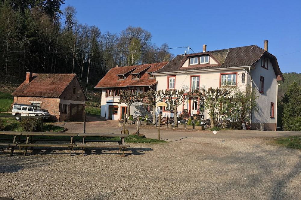 Häuschen am Fuße der Burgen in Windstein, Nordelsass