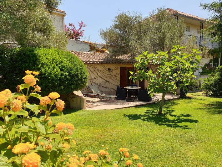 Location de vacances pour 2 personnes, avec terrasse et jardin à Calvi - 2