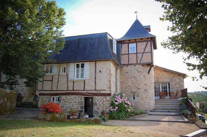 Location de vacances pour 6 personnes, avec sauna ainsi que piscine et jardin, animaux acceptés à Fourmagnac