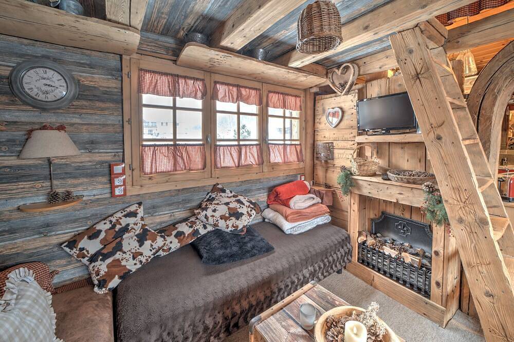 Chalet de Mijoux - Proche remontées mécaniques in Mijoux, Parc naturel régional du Haut-Jura