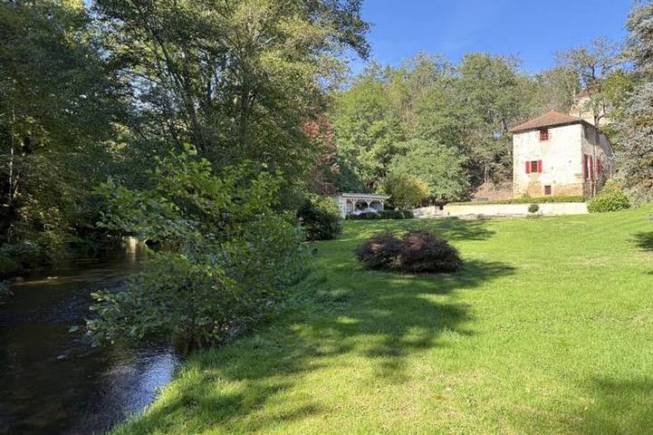 Location de vacances pour 8 personnes, avec jardin à Saint-Paul-la-Roche