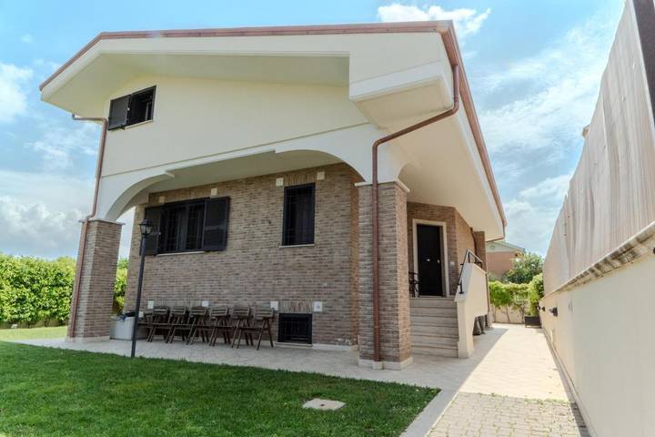 Casa vacanza per 10 persone, con Balcone e Terrazza nonché Giardino a Ciampino