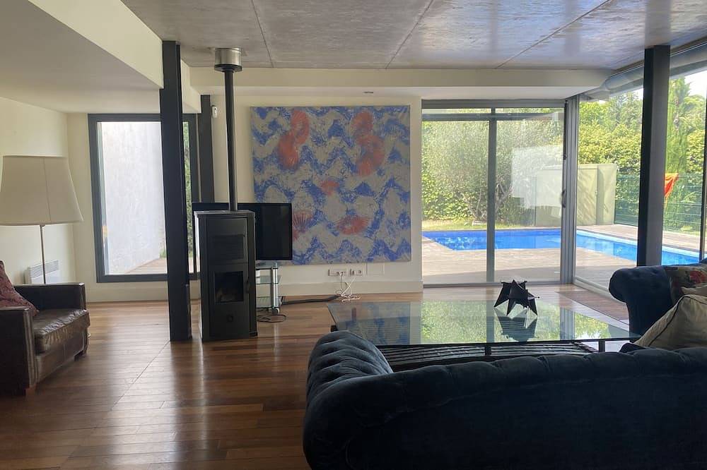 House with garden and pool 5 minutes from Girona in Girona, Gironès