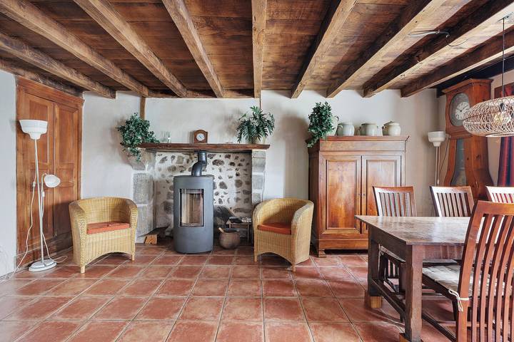 Villa Felinas: refugio tranquilo con gran jardín, piscina climatizada y comodidades familiares in Ahun, Región de Guéret