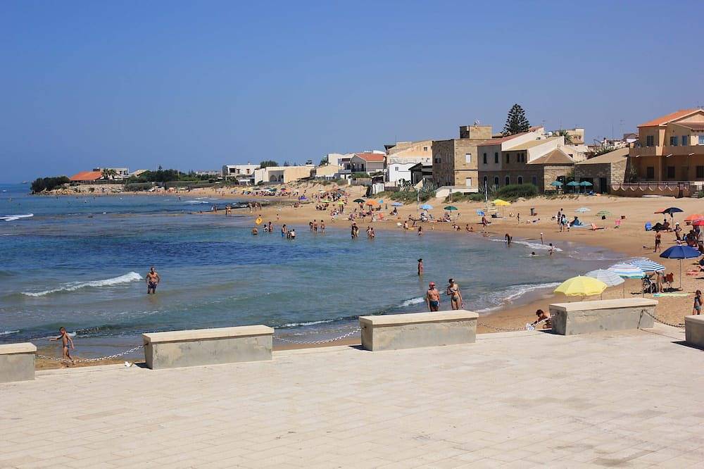 Appartement entier, Agamennone, appartement neuf et spacieux avec terrasse, à 20 mètres de la mer in Punta Secca, Santa Croce Camerina