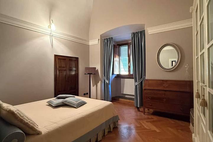 Ganze Wohnung, Top floor in historic building in downtown Prato, with garage within walking distance in Prato, Prato Provinz