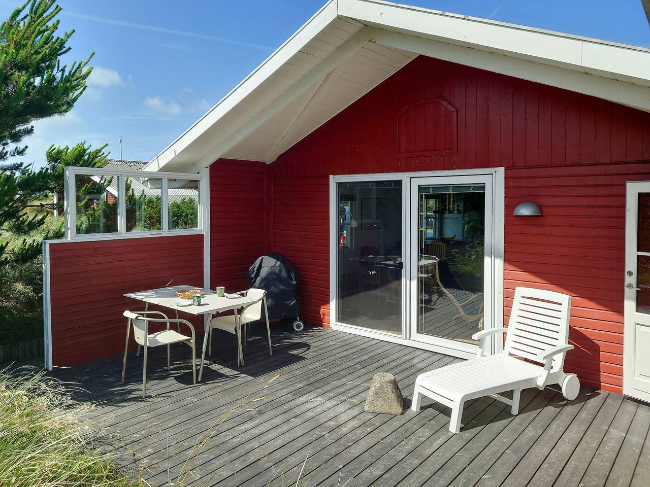 Sommerhus med udsigt over fredet klithede in Lild Strand, Vesterhavet