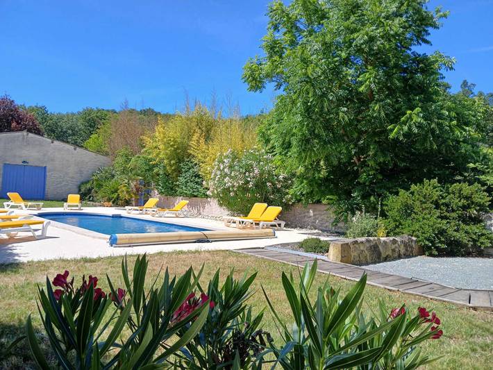 Gîte pour 4 personnes, avec Terrasse ainsi que Jardin et Piscine
