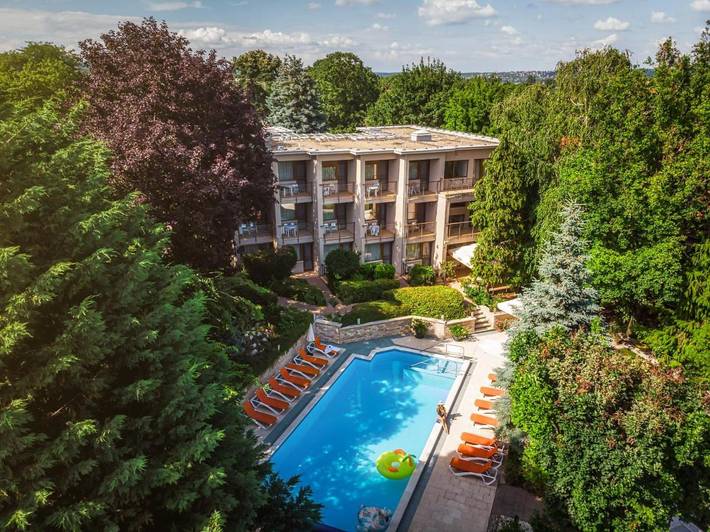 Hotel für 4 Personen, mit Sauna und Garten sowie Pool und Ausblick in Balatonalmadi