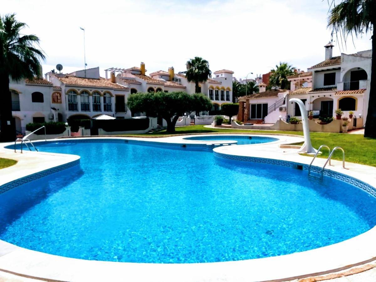 Bungalow con vistas a la piscina in Torrevieja, Costa Blanca