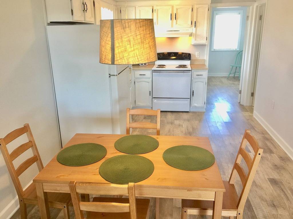 Ganze Wohnung, Captains Quarters, Neu 2018, weniger als 1 Block vom Strand entfernt !!Überdachte Veranda in Nags Head, Dare County