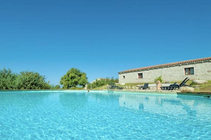 Gîte pour 4 personnes, avec piscine et jardin à Badesi - 2