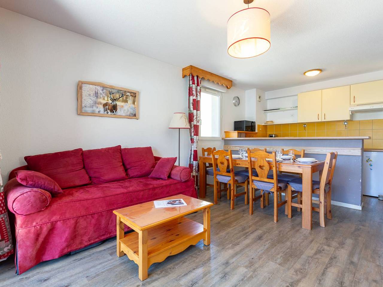 Entire apartment, Apartment for 8, mountain views, near slopes in Germ, French Pyrenees