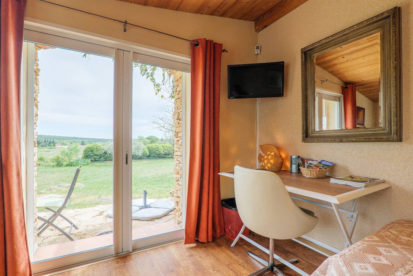 Gästezimmer „Gorges de l’Ardèche“ mit Gemeinschaftspool, Wlan und Klimaanlage in Saint-Remèze, Privas