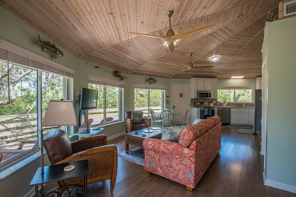 Indian Pass Fun, Private & Cosy Beach Cottage - Das Barnacle in Indian Pass, Emerald Coast