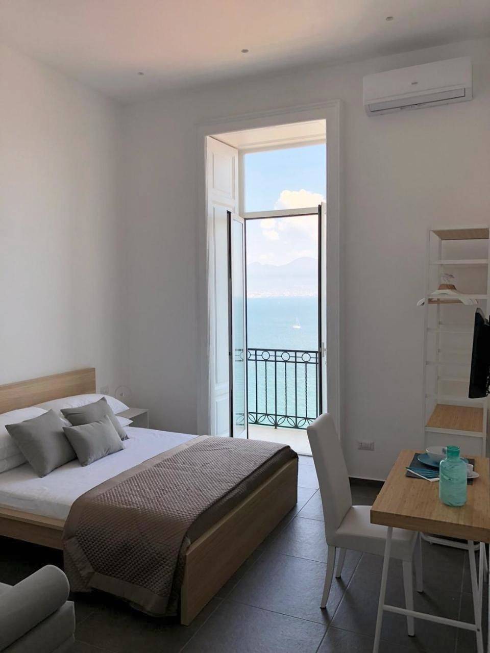 Lux in Napoli, Napoli e dintorni