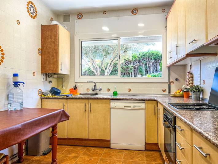 Chalet para 10 personas, con piscina además de terraza y jardín, Se admiten mascotas en Maresme - 3