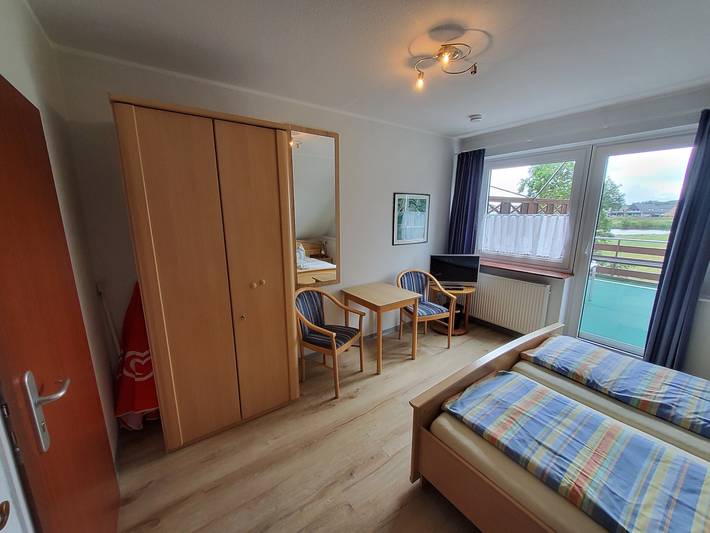 Zimmer 'Zum Elbblick – Doppelzimmer/Terrasse Nr. 5' mit Terrasse & Wlan in Otterndorf, Cuxland