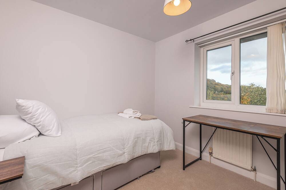 Spacious 4Br Detached House • Sleeps 7 • Free Parking • Wi-Fi • Pet Friendly in Huddersfield, West Yorkshire