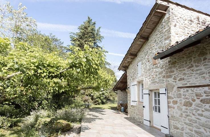 Gîte pour 5 personnes, avec terrasse ainsi que piscine et jardin
