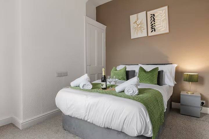 Family - Sleeps 6 - Garden - Parking in Manchester, Greater Manchester