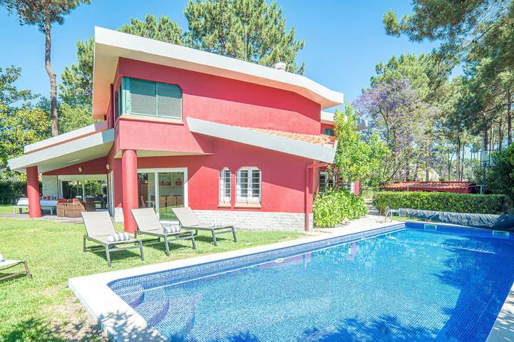 Villa para 12 pessoas, com jardim e terraço e ainda piscina em Aroeira