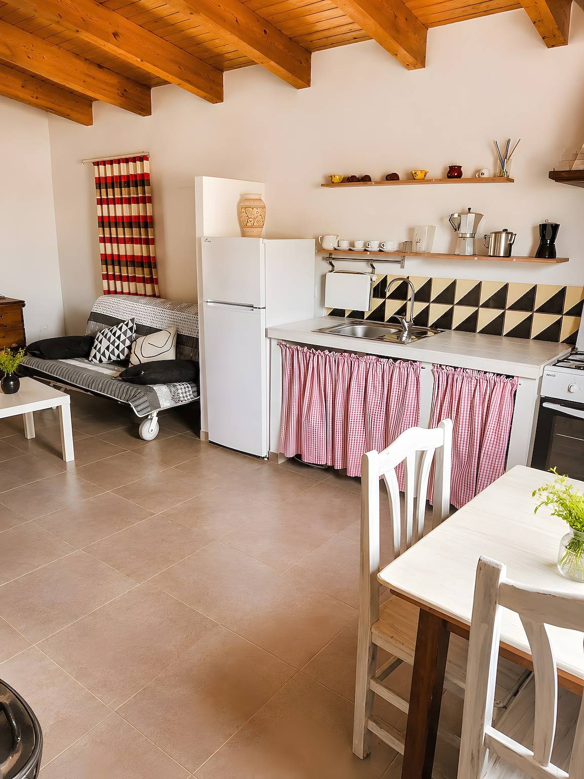 Landhaus „Apartamento Curto“ mit Bergblick, Gemeinschaftspool und Wlan in el Perelló, Terres de l'Ebre