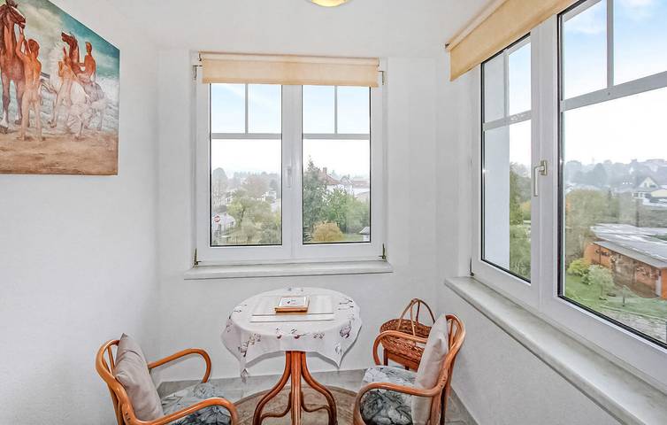 Ganze Ferienwohnung, Sonniges Apartment mit Parkplatz, Küche, TV & Internet, 2,5km zum FKK-Strand in Drei Kaiserbäder, Heringsdorf