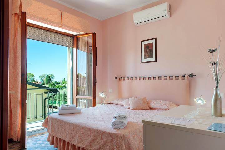 Bandb Cindy - Rosa Room with Private Terrace, Wi-Fi, and Air Conditioning in Cascina, Italian Riviera