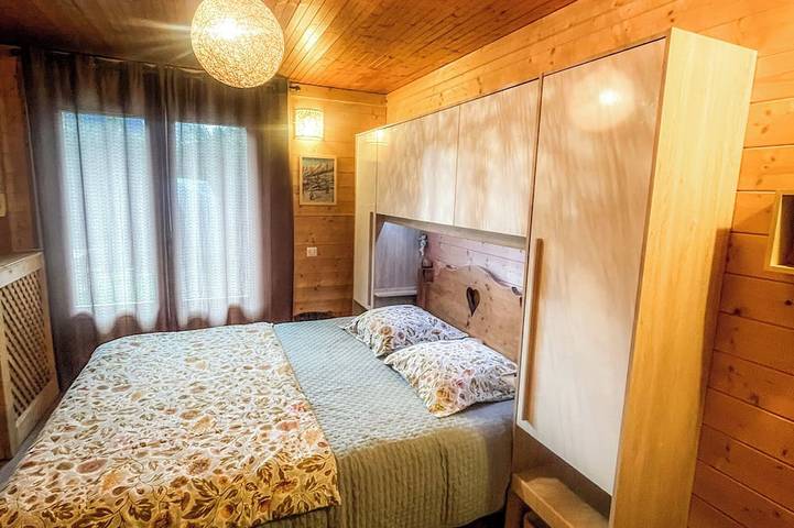 Entire apartment, Chalet-style apartment—3 rooms, 2 bedrooms, ground floor, small garden, parking—3 minutes from the base of the slopes, near the center in La Clusaz, Annecy region