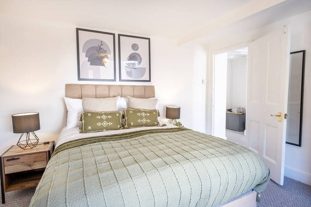 Entire apartment, Gloucester Street Nest - 3Br Flat for 7 Guests in Stroud, Gloucestershire