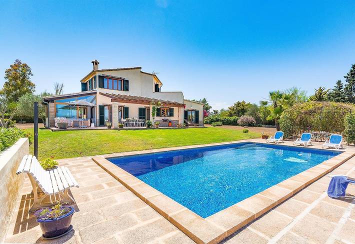 Casa de campo con piscina privada, vistas a la montaña, jardín, terrazas y Wi-Fi in Muro, Mallorca Norte