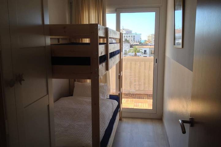Ganze Wohnung, Neues Apartment im Zentrum von Sitges, WiFi, Pool, Balkon, Parkplatz, Garten in Sitges, Garraf