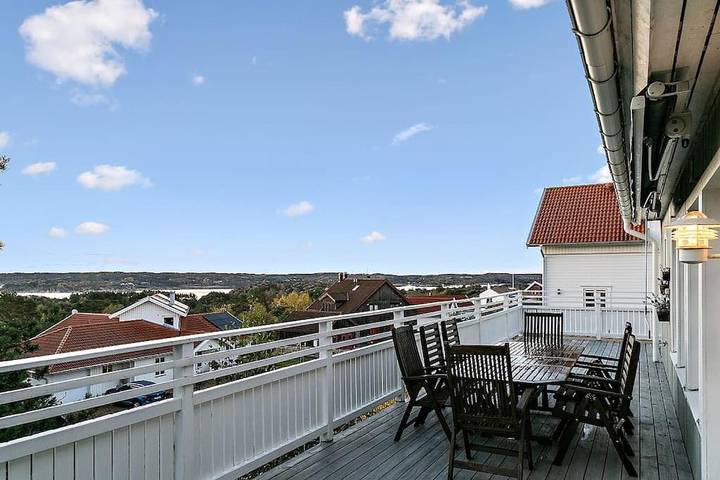 Villa for 9 personer, Balkong og Terrasse i tillegg til Hage og Utsikt i Fjällbacka