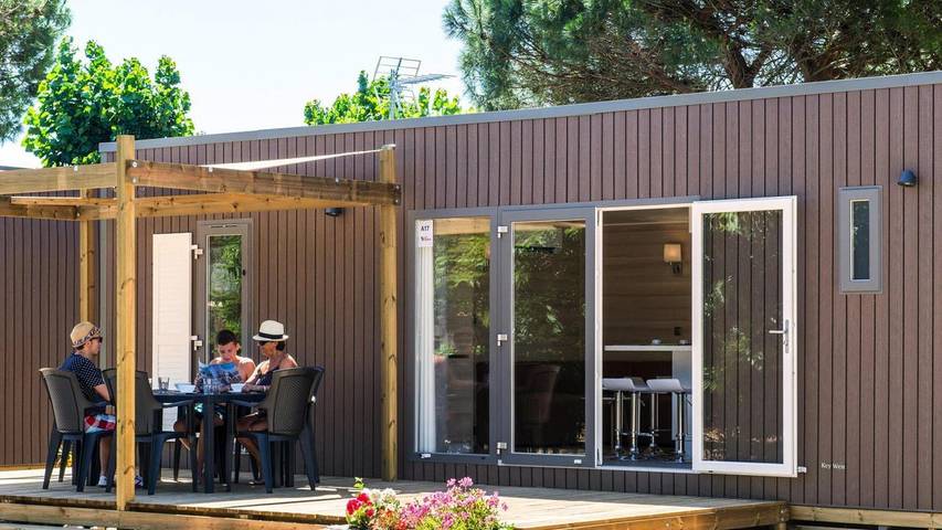 Camping car pour 4 personnes, avec piscine et terrasse, animaux acceptés à Vendres