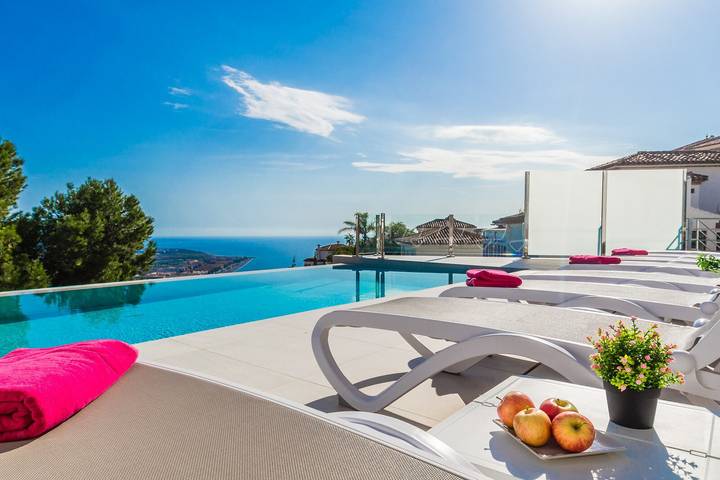 Ferienhaus 'Villa Sonrisa mit atemberaubender Aussicht' mit Meerblick, WLAN und Klimaanlage in Monte de los Almendros, Salobreña