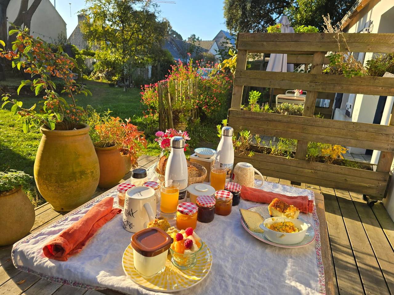 Chambre d’hôtes « Chambre 2 Côté Port » avec terrasse privée, jardin commun et Wi-Fi in Kerjouanno, Arzon
