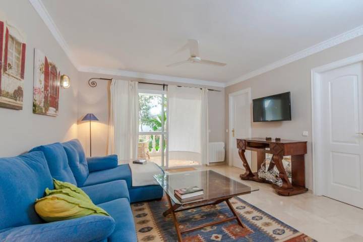 Ganze Wohnung, Beach Access Apt in Playa Real | Pool & Terrace - Pass the Keys in Marbella Ost, Marbella