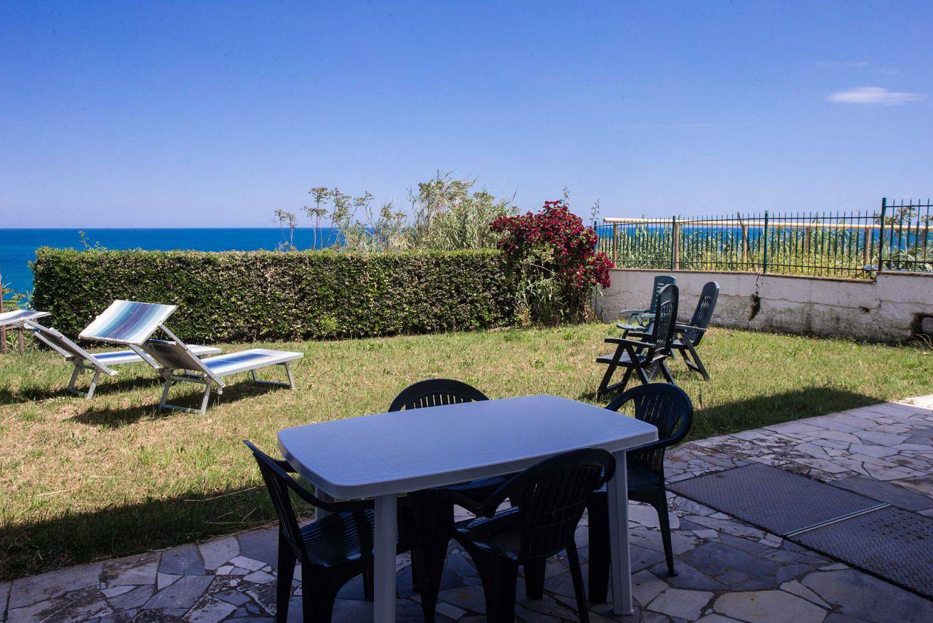 Entire apartment, N127 - Numana, three-room apartment with garden 200m from the beach  in Numana, Riviera del Conero