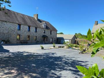 Chambre d’hôte pour 2 personnes, avec jardin ainsi que vue et piscine dans la Manche