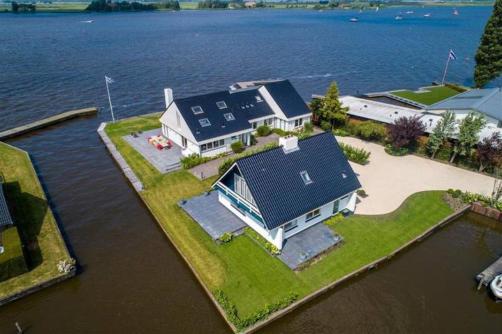 Ferienhaus für 8 Personen, mit Balkon und Terrasse sowie Garten und Seeblick