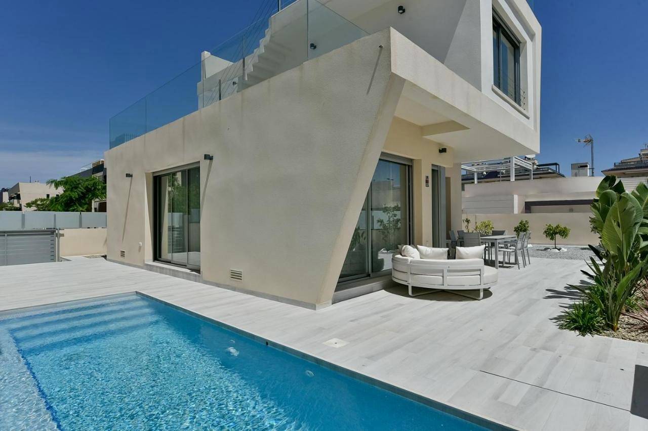 Four-Bedroom House in Pueblo Latino, Pilar de la Horadada