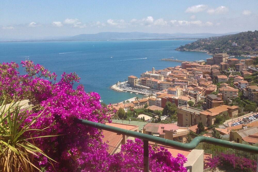Porto Santo Stefano, large and comfortable house for 7 people, panoramic terrace in Porto Santo Stefano, Monte Argentario